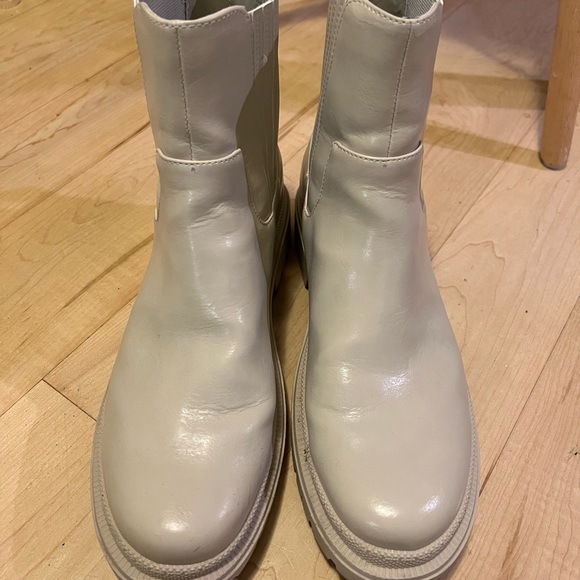 Chunky Chelsea Boots - Cream - A&F - Picture 4 of 11